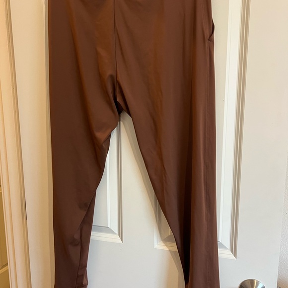 PINK active jogger in brown. - Picture 3 of 6